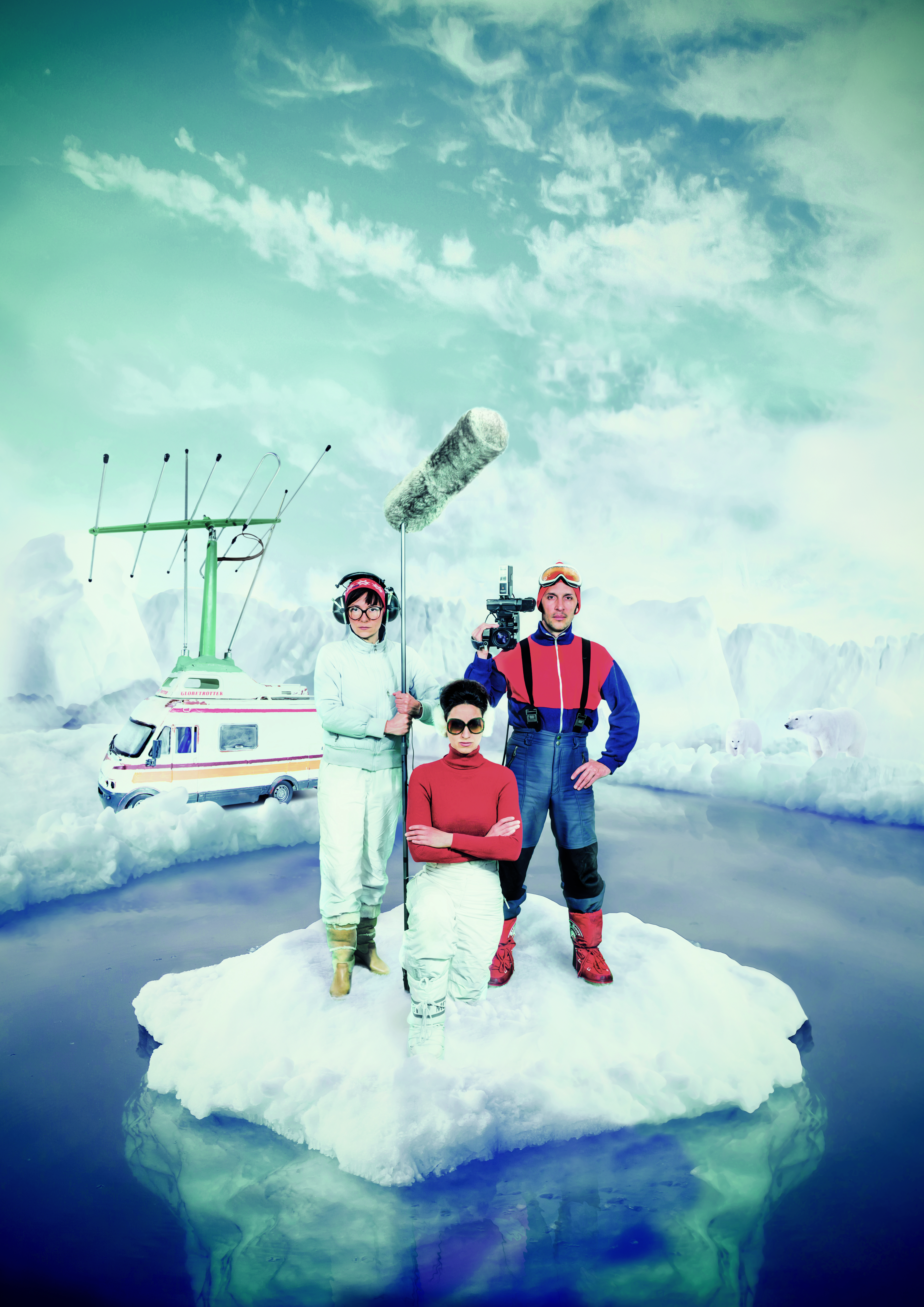 Au premier plan trois personnes nous font face debout sur un iceberg. Elles sont équipées de vêtements d'hiver. L'une d'entre elles porte des lunettes de soleil et est vêtue de pantalons blancs et d'un pull-over rouge croise les bras. Derrière elle, de chaque côté, se trouvent à droite un caméraman, caméra à l'épaule, vêtu de rouge et bleu et, à gauche d'une preneuse de son tenant un grand micro avec un casque audio sur les oreilles et toute vêtue de blanc. Derrière eux, au lointain, on voit la banquise sur laquelle se trouve leur bus surmonté d'une grande antenne et... des ours blancs.