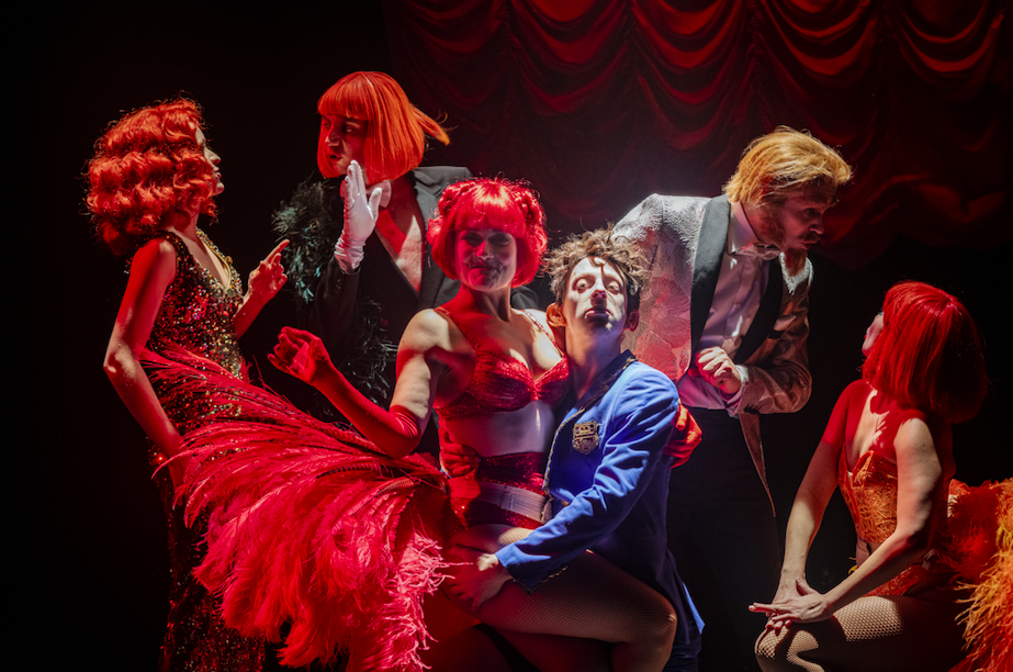 Descriptif de la photo: Six personnages de cabaret avec plumes, paillettes et perruques.